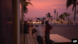 Warga mengantisipasi Badai Patricia dan memasang perlindungan untuk jendela di kawasan bisnis di tepi pantai kota Puerto Vallarta, Meksiko, Kamis, 22 Oktober 2015. (AP Photo/Cesar Rodriguez)