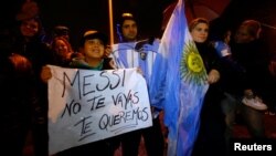 Seguidores de Messi aguardan el arrivo de la selección argentina a Buenos Aires.