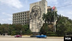 Todo va quedando listo para recibir al presidente Obama en Cuba. El canciller cubano Bruno Rodríguez Parrilla inauguró un centro de prensa localizado en el hotel Habana Libre. [Foto: Celia Mendoza, VOA].