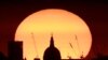 Matahari terbit di belakang kubah Katedral St. Paul di London, Inggris.