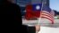 台湾总统蔡英文2017年1月过境加州时，一个人手握美国国旗和台湾青天白日满地红旗对蔡英文和台湾表示支持(资料照)