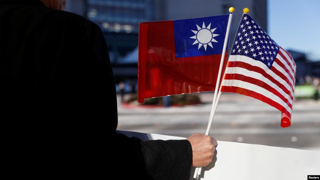 ARSIP – Seorang pengunjuk rasa mengibarkan bendera Taiwan dan AS sebagai bentuk dukungan terhadap Presiden Taiwan, Tsai Ing-wen, selama persinggahannya dalam kunjungan ke Amerika Latin di Burlingame, California, AS, 14 Januari 2017 (foto: REUTERS/Stephen Lam)