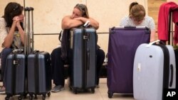 Des touristes à l'aéroport de Charm-el-Cheikh attendent d'être rapatriés, le 6 novembre 2015. (AP Photo/Vinciane Jacquet)