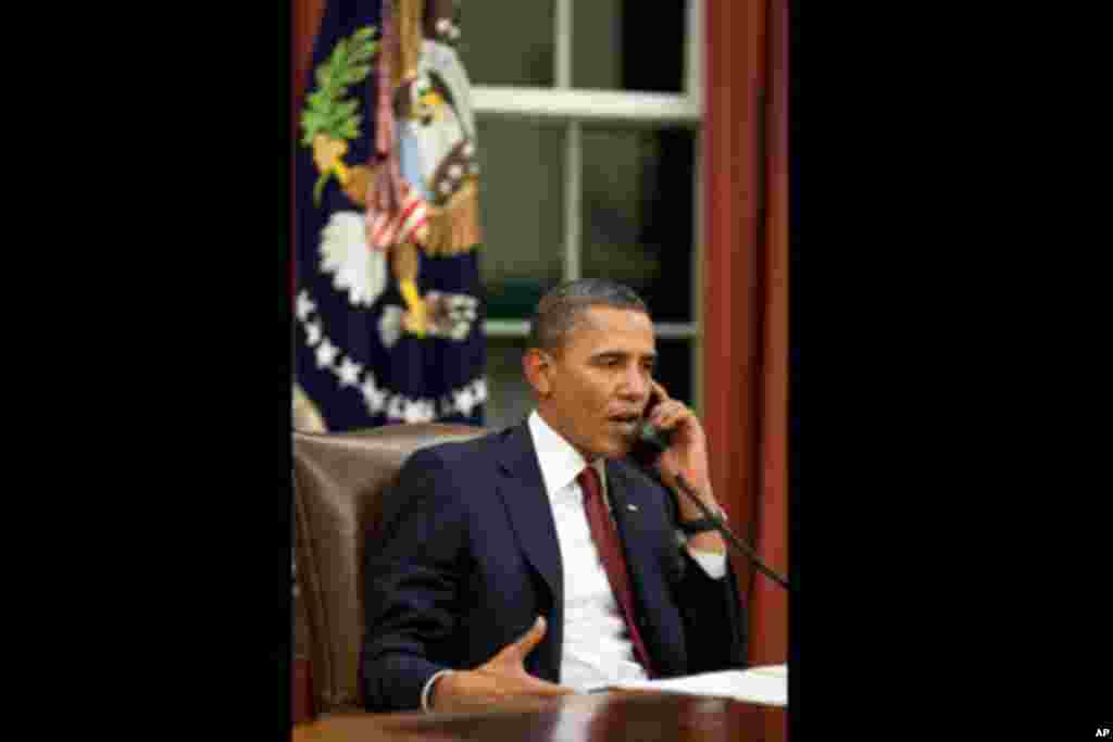 在宣布美军成功突袭本拉登的消息之前，奥巴马总统在白宫椭圆形办公室打了好几个电话通告有关人士，其中包括前总统布什，克林顿以及其他人士。