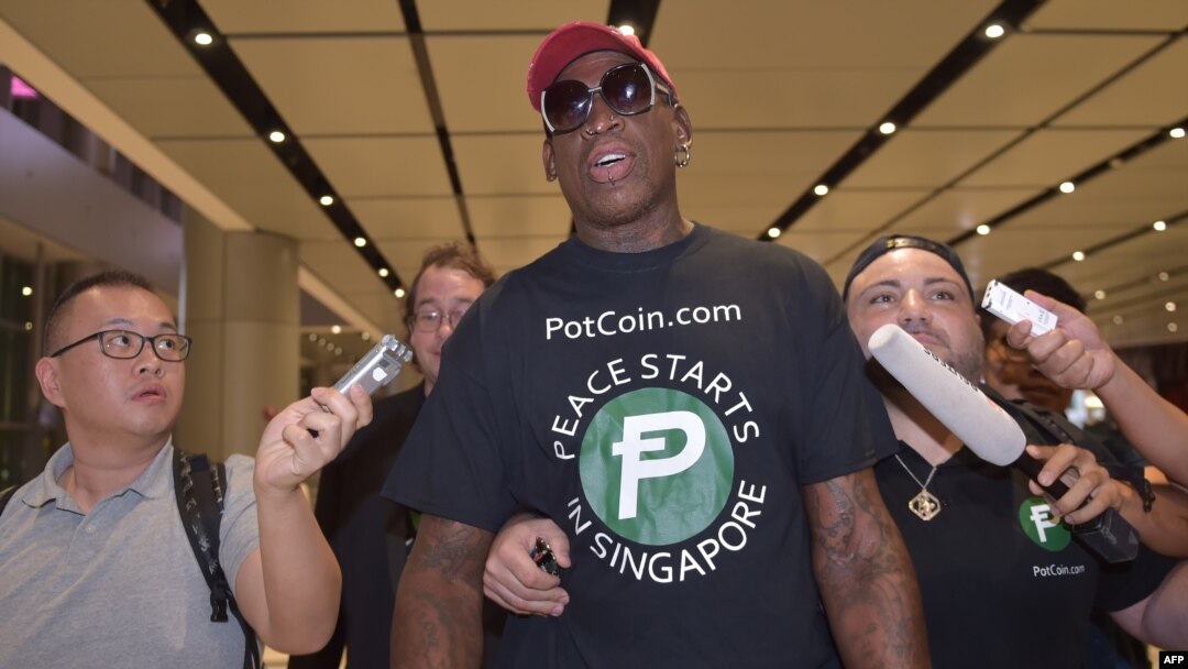 Mantan pemain basket profesional Amerika, Dennis Rodman, berbicara kepada para wartawan ketika tiba di Bandara Internasional Changi menjelang pertemuan puncak AS-Korea Utara, di Singapura, 11 Juni 2018.