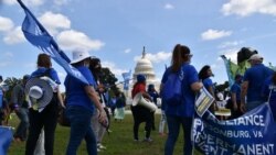 Cientos de trabajadores beneficiario del TPS en concentración frente al Capitolio en Washington DC el lunes 20 de septiembre en petición por una residencia permanente ante su estatus temporal de más de dos décadas. [Foto VOA/Tomás Guevara]