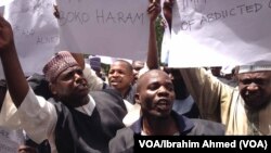 Sace dalibai mata su fiye da 200 da ‘yan Boko Haram suka yi daga Chibok a ranar 14 Afrilu, ya janyo tofin Allah tsine daga fadin duniya. A bayansu, ‘yan Boko Haram sun kai hare-hare a kan malamai, kamar wadannan dake yin zanga-zanga a Maiduguri. (VOA/Ibra