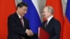 El presidente ruso, Vladimir Putin, se da la mano con el presidente chino, Xi Jinping, durante una ceremonia de firma después de sus conversaciones en el Kremlin en Moscú, el 21 de marzo de 2023.