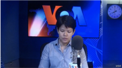 Chomchuen Warangkana durante el programa de radio de noticias diarias del Servicio Tailandés de la VOA. (Foto: Warangkana Chomchuen)