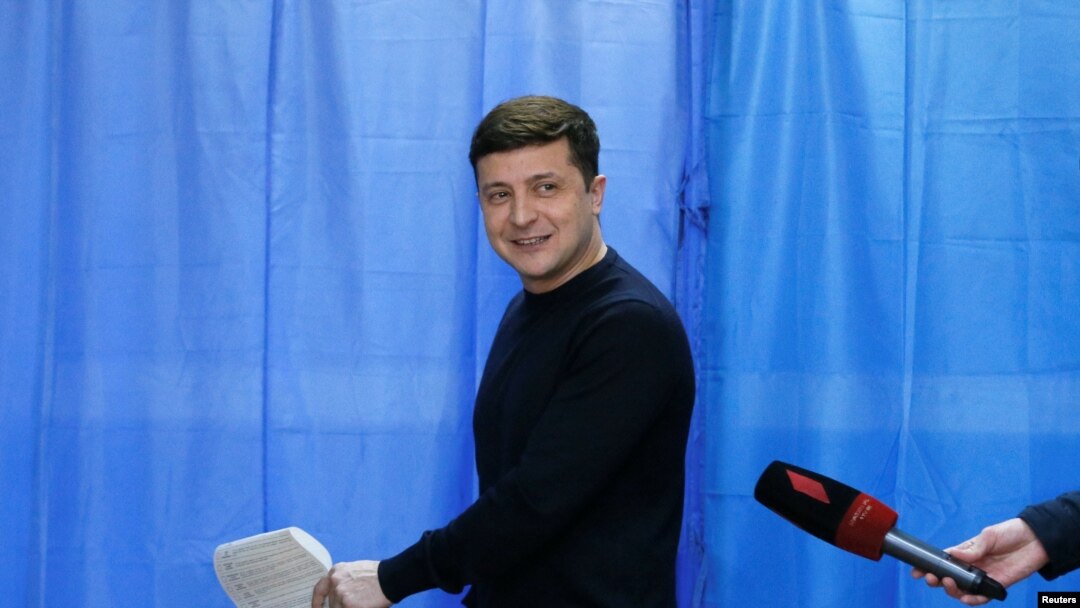 Zelenskiy ovoz berishga keldi