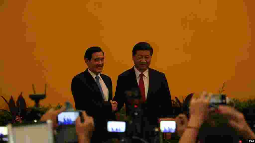 海峡两岸领导人历史性会面 （美国之音记者李逸华拍摄）