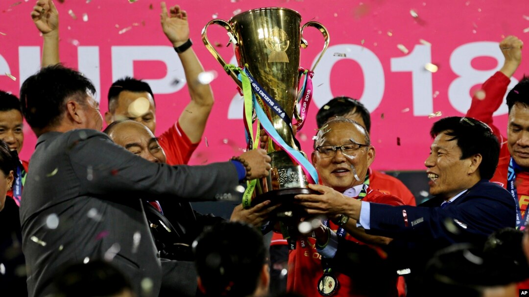Huấn luyện viên Park Hang Seo và các học trò nâng cao Suzuki Cup sau trận chung kết gặp Malaysia tại Mỹ Đình, 15 tháng 12, 2018. (AP Photo/Minh Hoang)