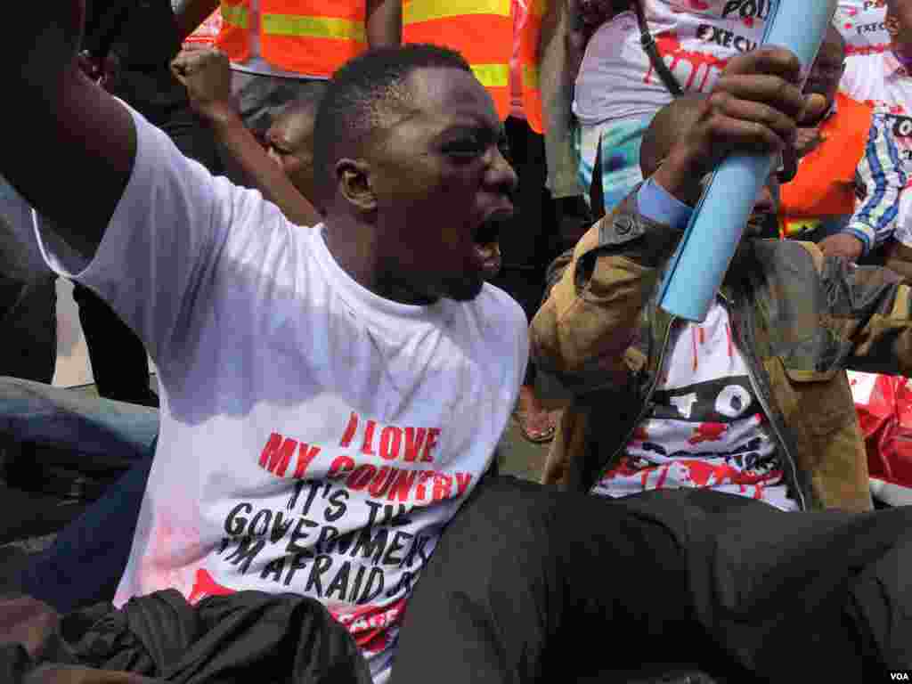 Protesters lie down in the street during a protest against police impunity in Nairobi, Kenya, on July 4, 2016. (J. Craig/VOA)