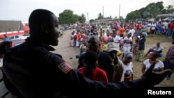 Des Libériens attendent pour voter près d'un bureau de vote à Monrovia, Liberia,le 10 octobre 2017. 