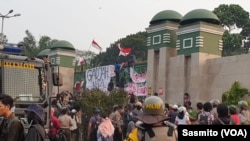 Puluhan ribu mahasiswa dari berbagai kampus di Jakarta dan sekitarnya kembali menggelar aksi di depan Gedung DPR, Jakarta, Selasa, 24 September 2019. (Foto: VOA/Sasmito)