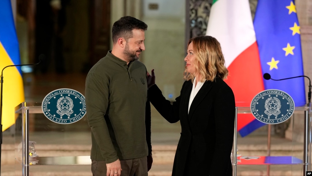 Премьер-министр Италии Джорджия Мелони и президент Украины Владимир Зеленский позируют фотографам после пресс-конференции на вилле Дориа Памфили в Риме. 10 октября 2024 года. (AP Photo/Andrew Medichini).