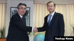 17일 한국 서울에서 회동한 임성남 한반도평화교섭본부장(오른쪽) 과 스기야마 신스케 일본 외무성 아시아대양주 국장.