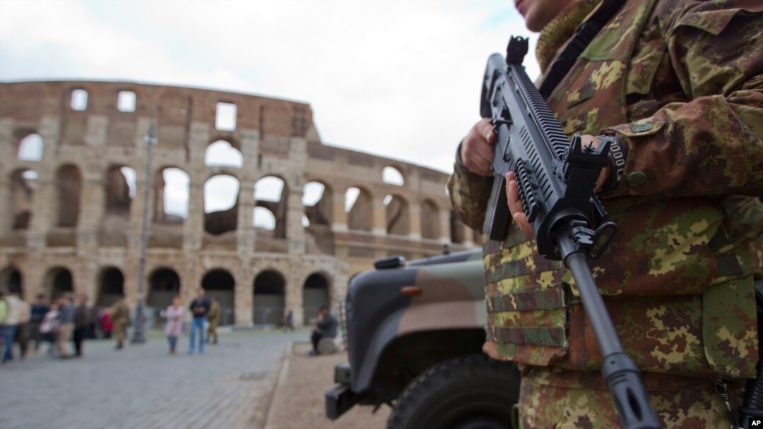 Seorang tentara Italia melakukan penjagaan di sekitar kawasan Colosseum Roma setelah peringatan kemungkinan serangan teror di Roma dan Milan (20/11).
