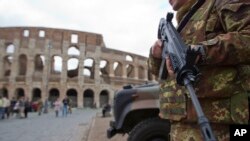 Seorang tentara Italia melakukan penjagaan di sekitar kawasan Colosseum Roma setelah peringatan kemungkinan serangan teror di Roma dan Milan (20/11).