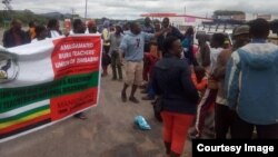 Nhengo dzeARTUZ dzichiratidzira dzichifamba netsoka kubva kwaMutare kuenda kuHarare.