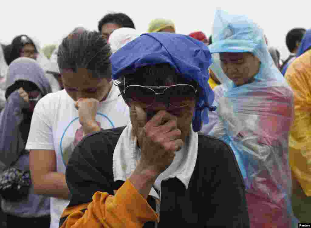 A woman cries as Pope Francis leads an open-air Mass in Manila, Jan. 18, 2015.