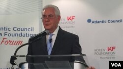 El secretario de Estado Rex Tillerson habla en el Foro de la Fundación Corea, en el centro de estudios Atlantic Council. Washington, diciembre 12, 2017.