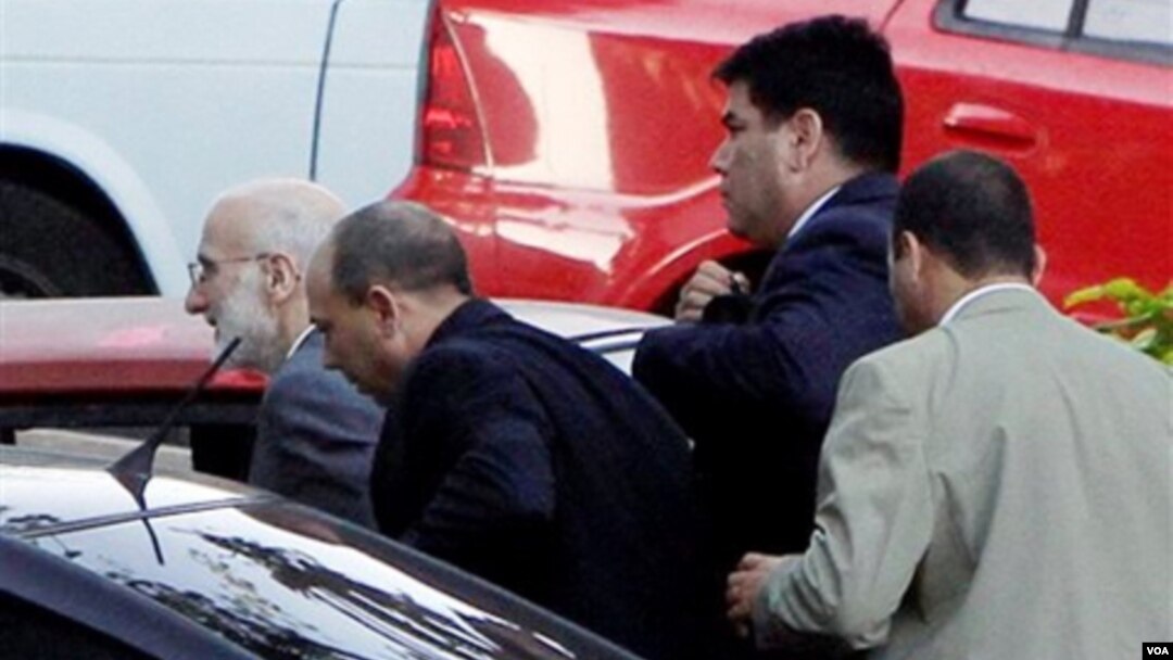 Alan Gross (kiri) saat menghadiri persidangannya di Havana pekan lalu (6/3).