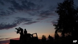 Seorang relawan untuk unit pertahanan udara menyiapkan senapan mesin untuk menembak drone di dekat Bucha, wilayah Kyiv, Ukraina (foto: dok). 