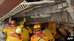 台湾消防署4月3日的照片显示，救援人员正在花莲搜救倒塌建筑物中的幸存者。