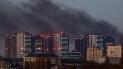 Asap membubung ke langit kota Kyiv usai serangan drone oleh Rusia di tengah invasi negara itu ke Ukraina, di Kyiv, Ukraina, Kamis, 7 November 2024. (Foto: Gleb Garanich/Reuters)