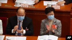 Pemimpin Eksekutif Hong Kong Carrie Lam (kanan) menghadiri sesi pembukaan Kongres Rakyat Nasional China (NPC) di Aula Agung Rakyat, di Beijing, 22 Mei 2020. (Foto: AP)