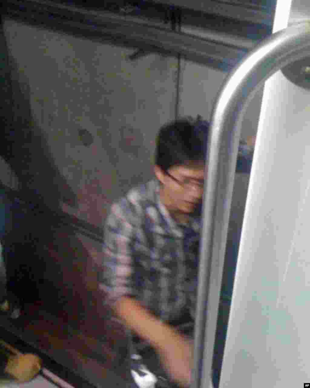 开了一扇边门，但是下面只有一根很细的水管，只能在上面扶着车厢和墙壁往前走