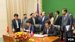 Chairman of Cambodia’s border committee, Var Kim Hong (right) and Ho Xuan Son, Vietnamese Deputy Foreign Minister sign the agreement following a three-day meeting at the Council of Ministers in Phnom Penh, Cambodia, Thursday, July 09, 2015. (Neou Vannarin/VOA Khmer)