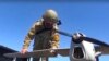 На цьому відеокадрі з відео пресслужби Міноборони Росії 8 серпня 2022 року, видно, як російський військовослужбовець готує до запуску розвідувальний безпілотник "Орлан-10". (Фото пресслужби Міноборони РФ через AP)