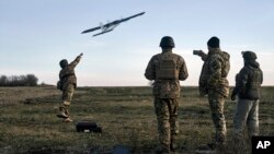 ARHIVA - Ukrajinski vojnici lansiraju dron na ruske pozicije blizu Bahmuta, 15. decembra 2022.
