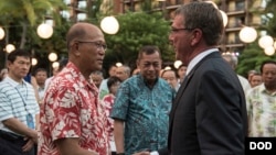 2016年9月29日美国国防部长卡特在夏威夷会见菲律宾国防部长洛伦扎纳 （美国国防部照片）