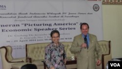 Kepala Perwakilan Bank Indonesia Wilayah IV Jawa Timur, Dwi Pranoto, bersama Konsul Jenderal Amerika Serikat di Surabaya, Joaquin F.Monserrate, dalam acara Pameran "Picturing America" dan Seminar Ekonomi di Gedung De Javasche Bank, Surabaya, 29 April 2014 (Foto: VOA/Petrus)