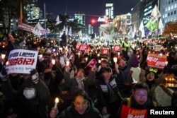 6일 한국 여의도 국회의사당 앞에 윤석열 한국 대통령의 탄핵을 요구하는 집회가 벌어지고 있다.