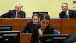 Архивный снимок с заседания Международного трибунала ООН по бывшей Югославии в Гааге, 30 мая 2013. В верхнем ряду (справа налево): бывший командующий сербским спецназом Франко Симатович и бывший начальник службы госбезопасности Сербии Йовица Станишич