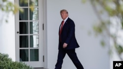特朗普总统走向白宫椭圆形办公室。(2019年9月26日)