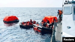 خدمه سریلانکایی در تلاش برای نجات ملوانان ناو ایرانی ناوچه دنا در روز چهارشنبه ۱۳ اسفند