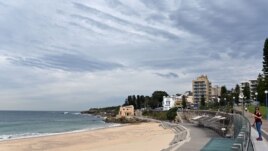 This general view shows an empty Coogee beach in Sydney on April 16, 2020. - All beaches remained closed as Australia on April 14 brushed aside calls for an easing of tough restrictions on travel and public gatherings despite their success in…