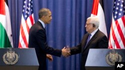 Presiden Barack Obama dan Presiden Mahmoud Abbas berjabatan tangan dalam konferensi pers di Istana Presiden Muqata di Ramallah, Tepi Barat (foto, 21/3/2013).