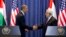 Presiden Barack Obama dan Presiden Mahmoud Abbas berjabatan tangan dalam konferensi pers di Istana Presiden Muqata di Ramallah, Tepi Barat (foto, 21/3/2013).