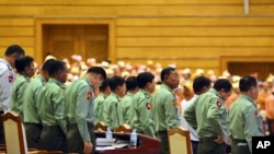 စစ်တပ်ကိုယ်စားလှယ်များ ပြည်သူ့လွှတ်တော်အစည်းအဝေးတက်ရောက်စဉ် (ဖေဖေါ်ဝါရီလ ၁)