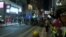 香港多處再爆衝突 抗議者打碎新華社外牆玻璃