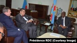 Le président Félix Tshisekedi, à droite, reçoit, l'Envoyé spécial américain pour les Grands, John Peter Phan, au centre, et l'ambassadeur américian, Mike Hammer, à Kinshasa, RDC, 22 février 2019. (Présidence RDC)