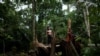 Un miembro de la tribu Uru-eu-wau-wau observa un área deforestada por invasores en una reserva indígena de la Amazonia brasileña en una foto tomada el 1 de febrero de 2019.