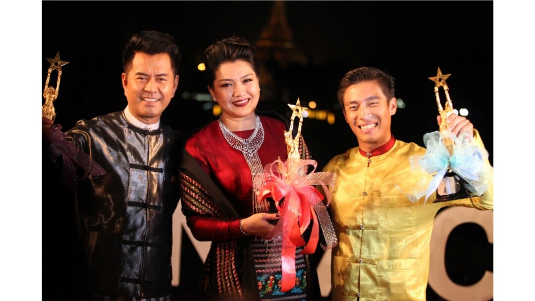 En esta foto del 18 de marzo de 2017, los ganadores de los premios a mejor actor y actriz de izq. a der., Lu Min, Thet Mon Myint y Tun Tun posan para una foto con trofeos en la ceremonia de entrega de premios cinematográficos de Myanmar en Rangún.