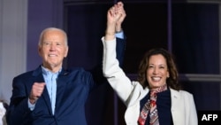 Presiden AS Joe Biden (Kiri) dan Wakil Presiden AS Kamala Harris berpegangan tangan menjelang acara pertunjukan kembang api Hari Kemerdekaan dari Balkon Truman Gedung Putih di Washington, DC, 4 Juli 2024 lalu.